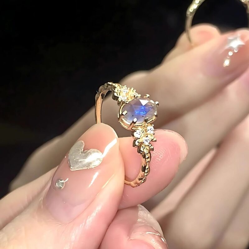 Alternative view of Anillo Luz de Luna