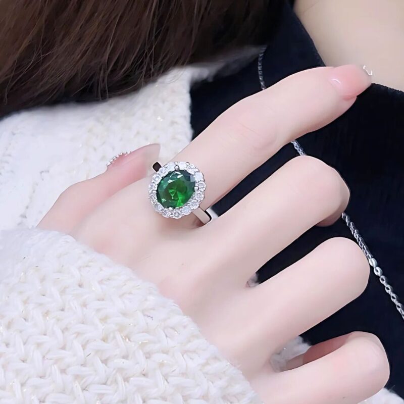 Alternative view of Anillo Verde Reina