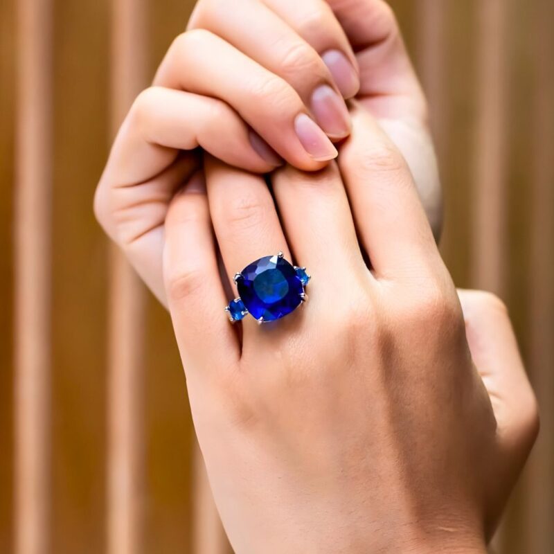 Alternative view of Anillo Reina Zafiro