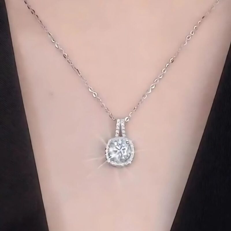 Alternative view of Collar Ice Queen