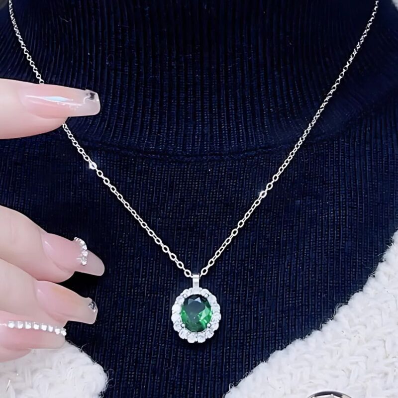 Alternative view of Collar Verde Reina