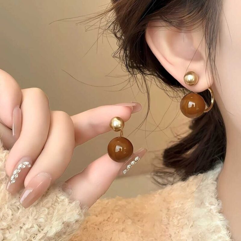 Alternative view of Aretes Perla Avellana/Cereza