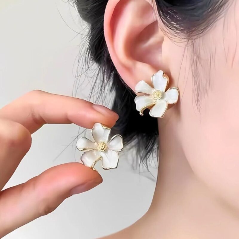 Alternative view of Aretes Flor Blanca